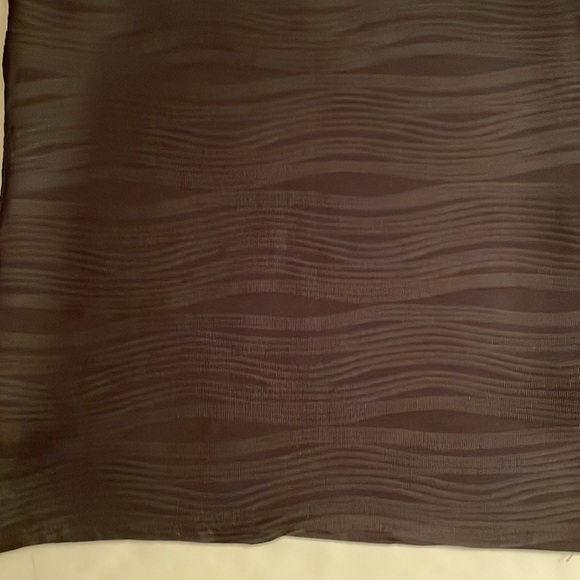 Roz & Ali sleeves less  top , size M, color black. Round neckline. Wavy design - Picture 12 of 16